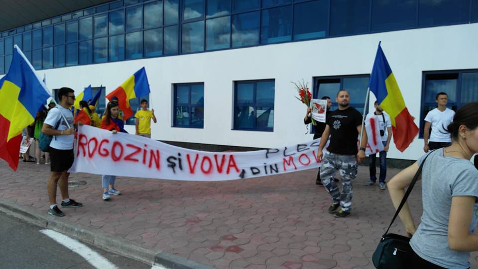 Rogozin, huiduit la Chișinău. Protestatarii cer să fie declarat persona non grata