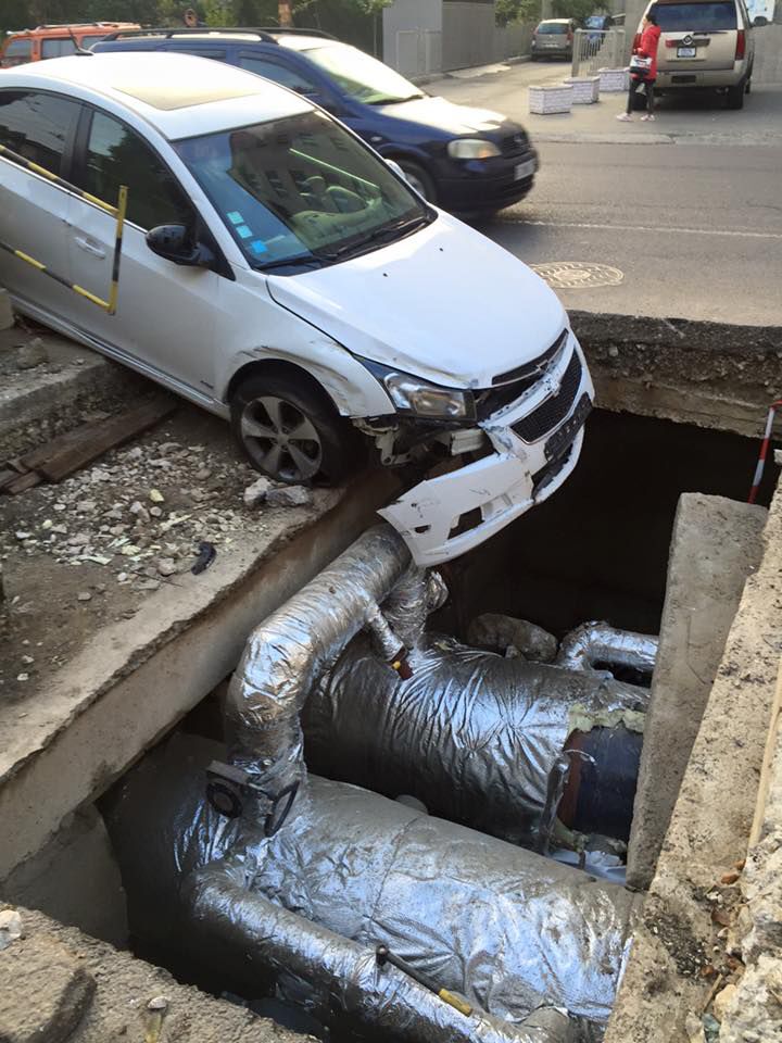 Un şofer a ajuns cu maşina într-o groapă de canalizare de la Botanica
