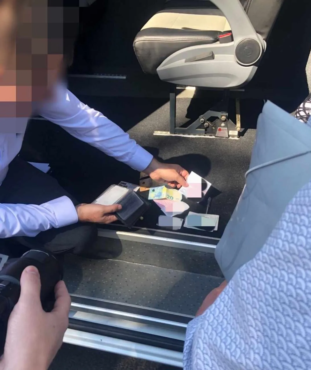 Двое патрульных задержаны на 72 часа: их подозревают в получении взятки