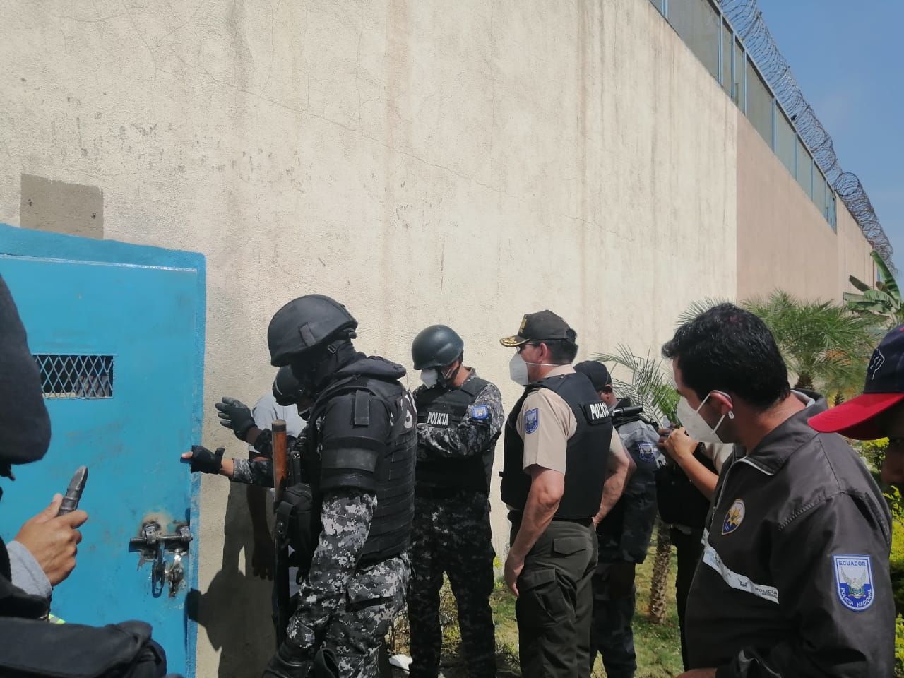 Заключенные обстреляли полицию в эквадорской тюрьме