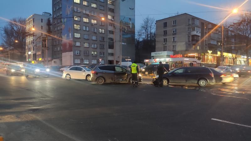 ДТП на Ботанике: два автомобиля столкнулись на перекрестке