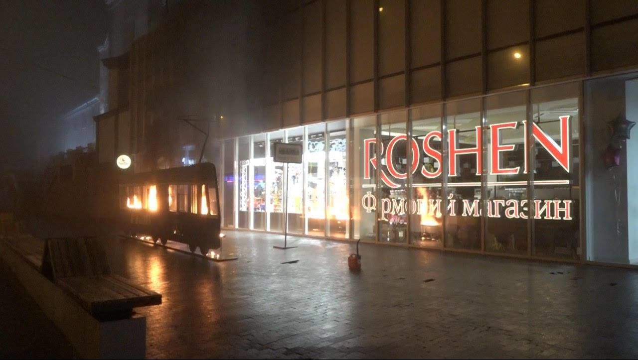 В Виннице активистка Femen подожгла трамвай возле магазина Roshen