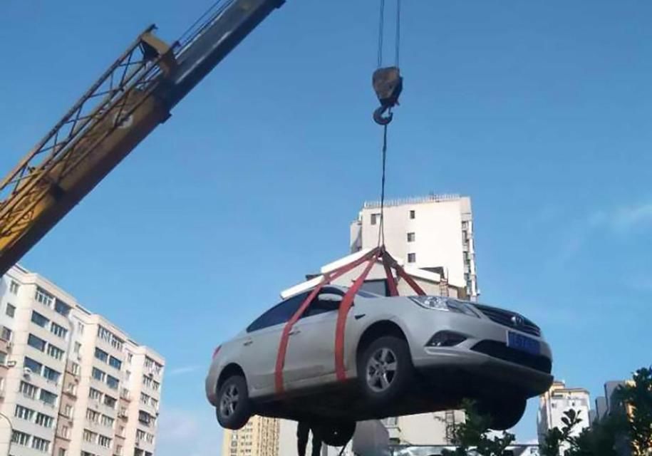 Китайцы переставили машину на крышу здания, чтобы проучить нарушительницу