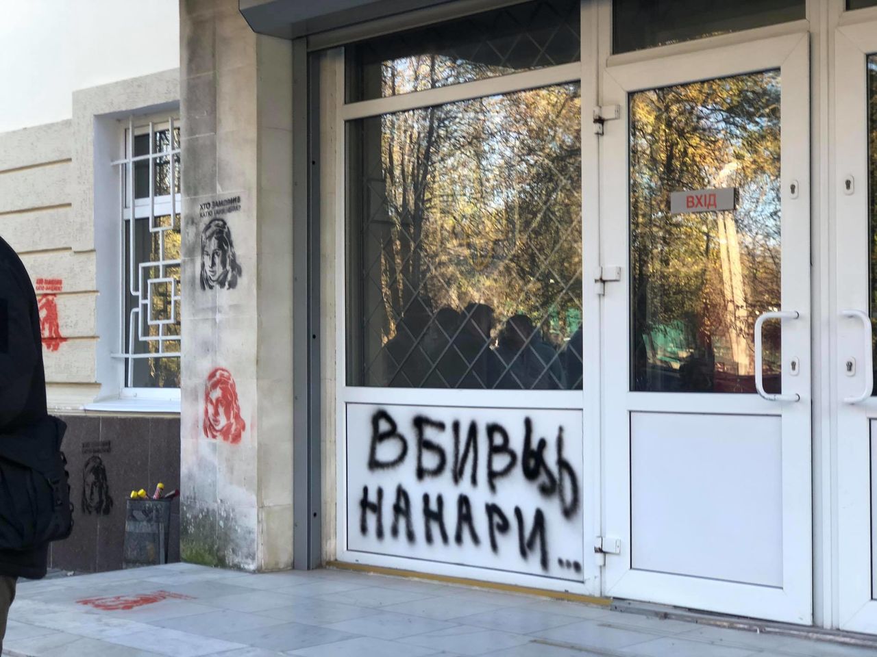 В Херсоне здание полиции забросали дымовыми шашками