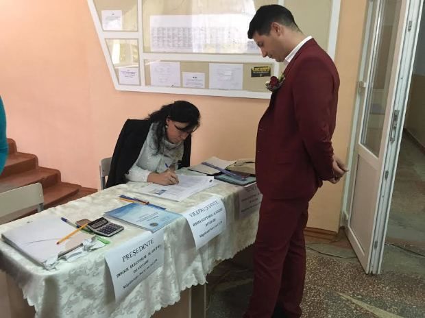 La vot în haine de mire și mireasă