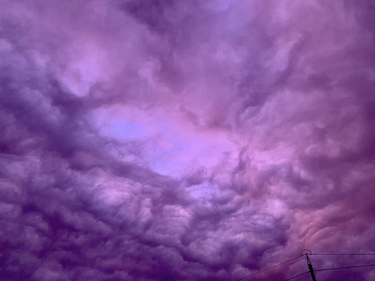Тайфун в Японии: Небо стало фиолетовым