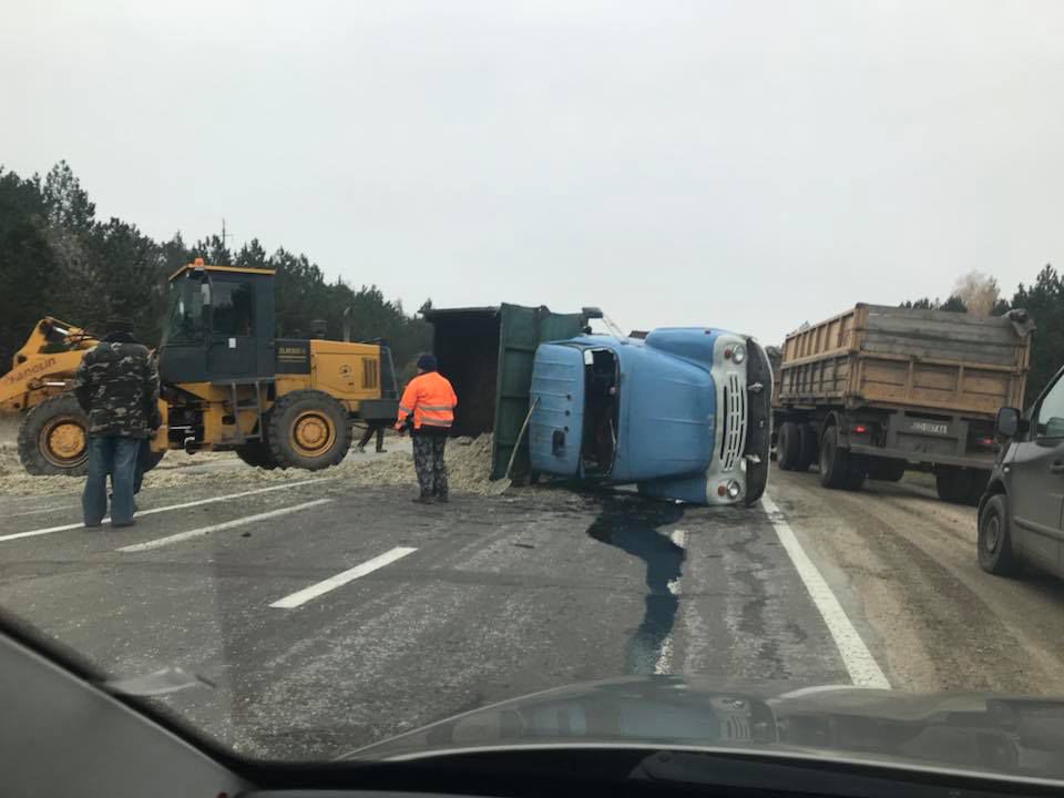 Перевернувшийся грузовик заблокировал движение возле Единец