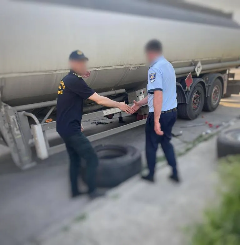В Молдову пытались ввезти 4000 пачек сигарет в колесах автоцистерн