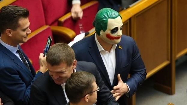 Украинский депутат пришел в Раду в маске Джокера