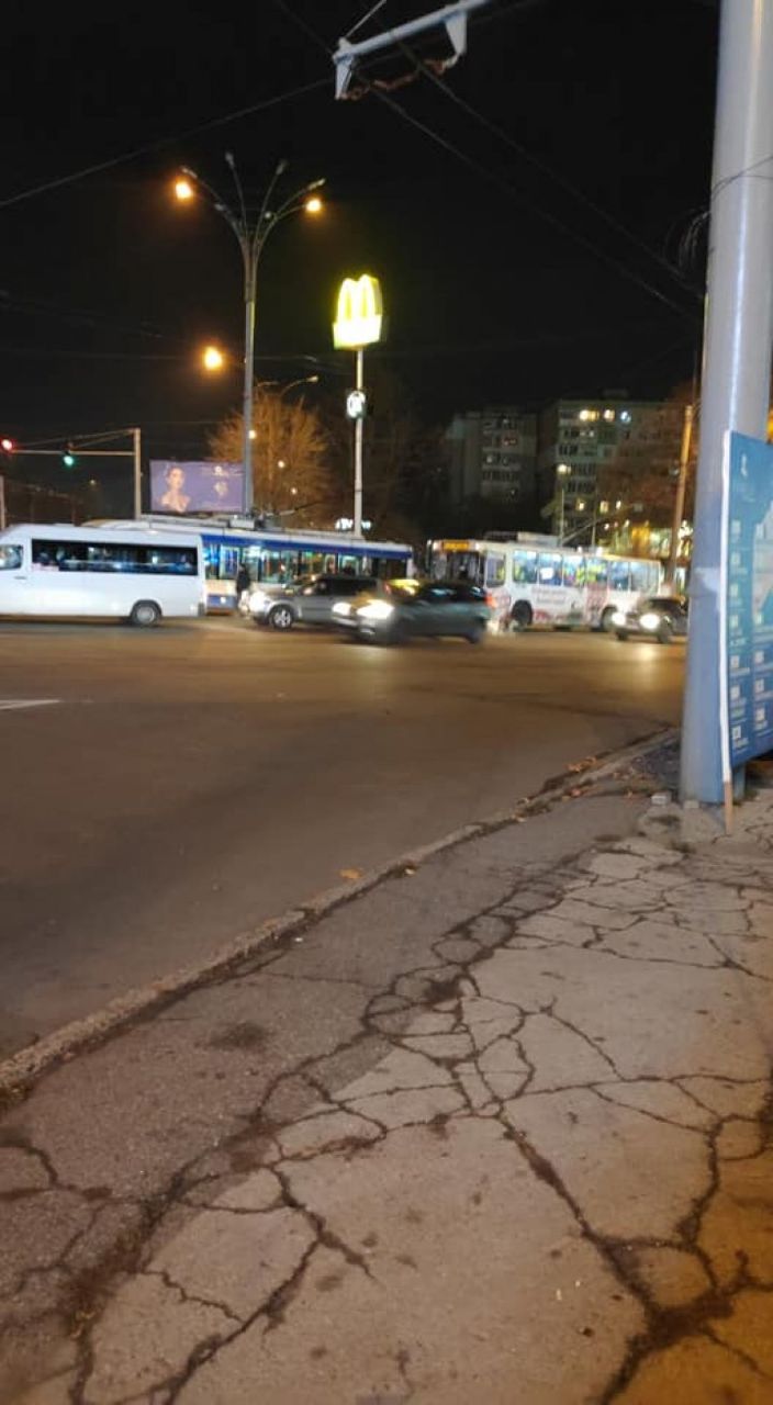 Обрыв кабеля парализовал движение троллейбусов на Ботанике