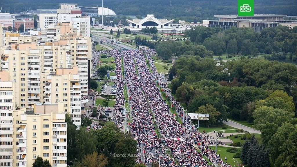 Многотысячная толпа протестующих подошла к резиденции Лукашенко в Минске