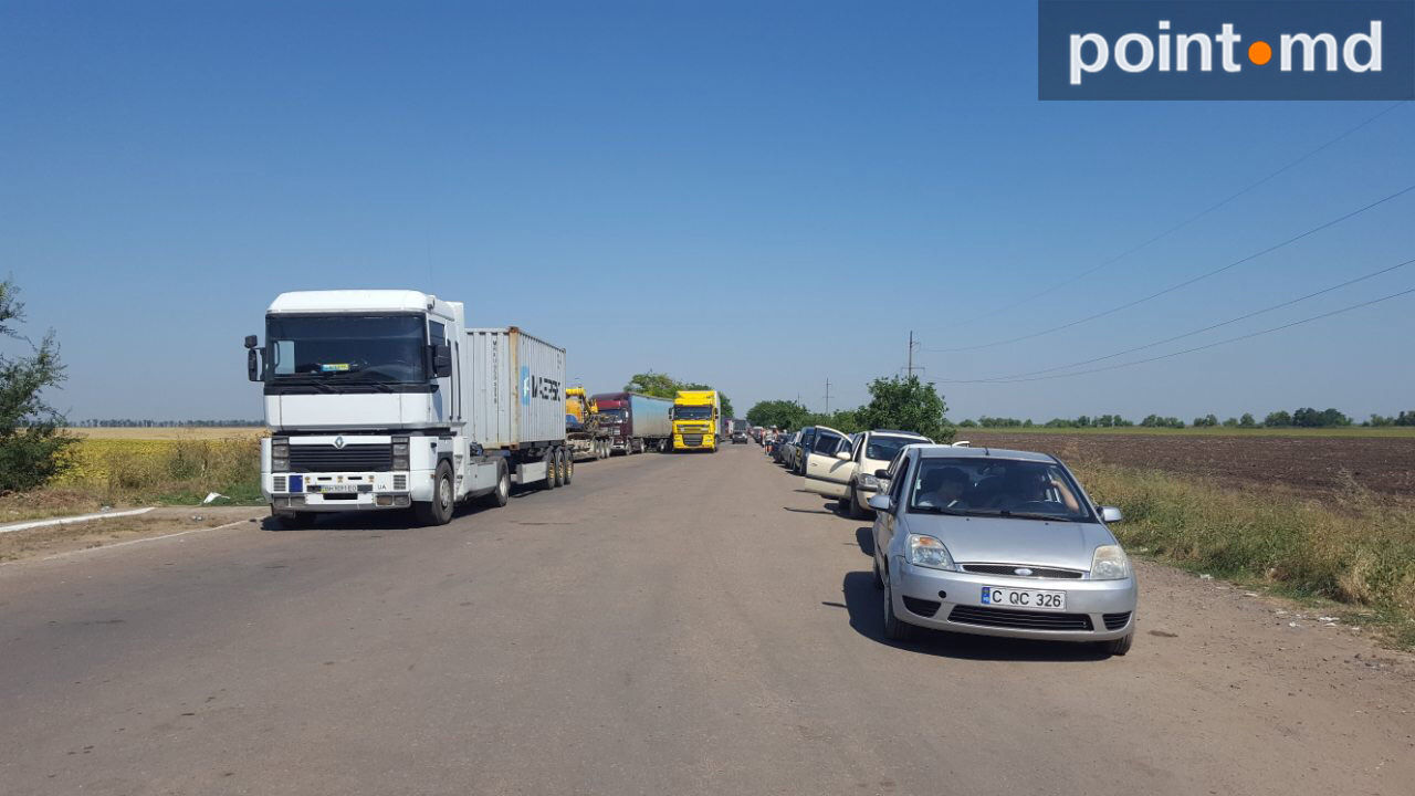 На границе с Украиной огромные очереди