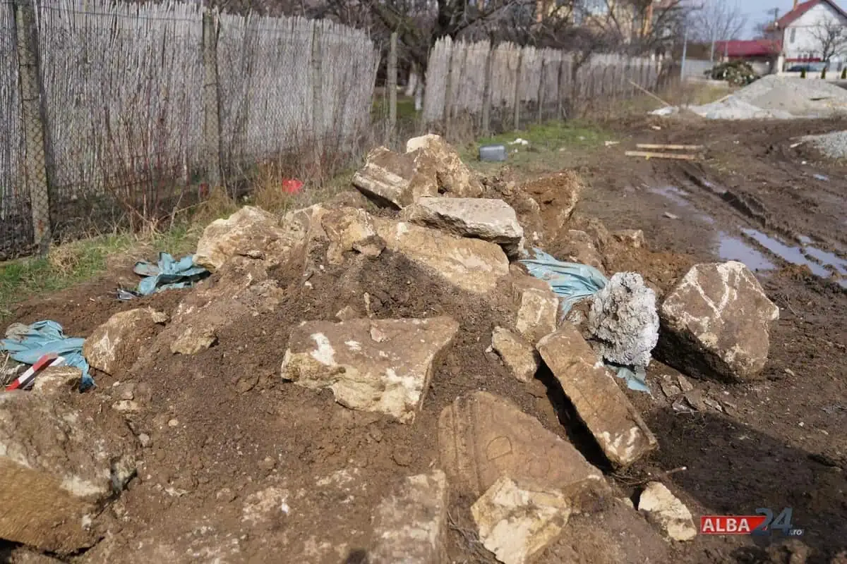 В Румынии на кладбище экскаватор случайно разрушил 1700-летний саркофаг