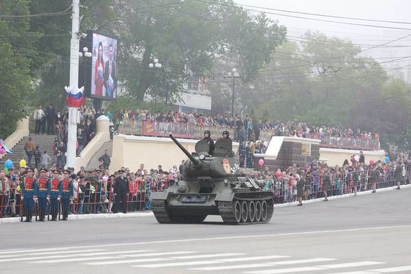 На военном параде в Тирасполе прошли российские военные