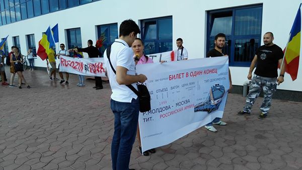 Rogozin, huiduit la Chișinău. Protestatarii cer să fie declarat persona non grata