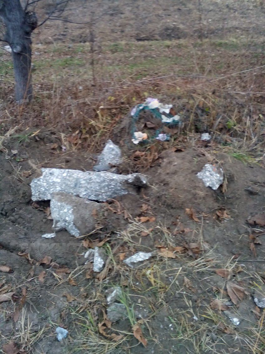 После сноса похоронные символы все равно остаются лежать вдоль дорог