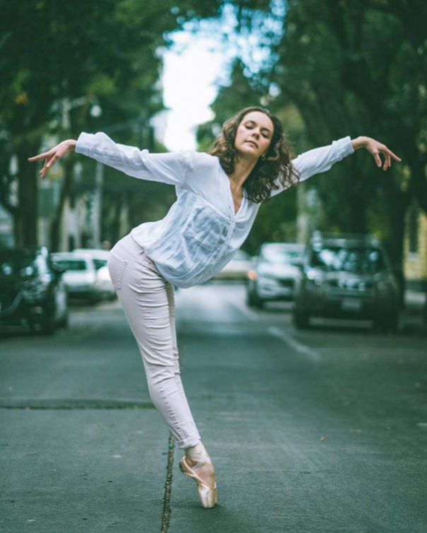 Cele mai sexy dansatoare! Își etalează formele fără niciun pic de rușine