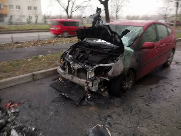 Минувшей ночью на столичной улице Гренобля загорелись две машины