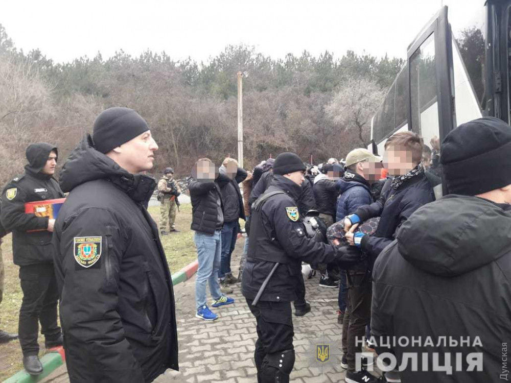 Полиция Украины останавливает автобусы при въезде в Одессу — ищут вооруженных людей