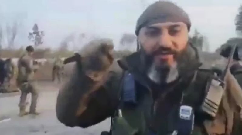 В сети появилось видео убийства российского военнопленного под Киевом