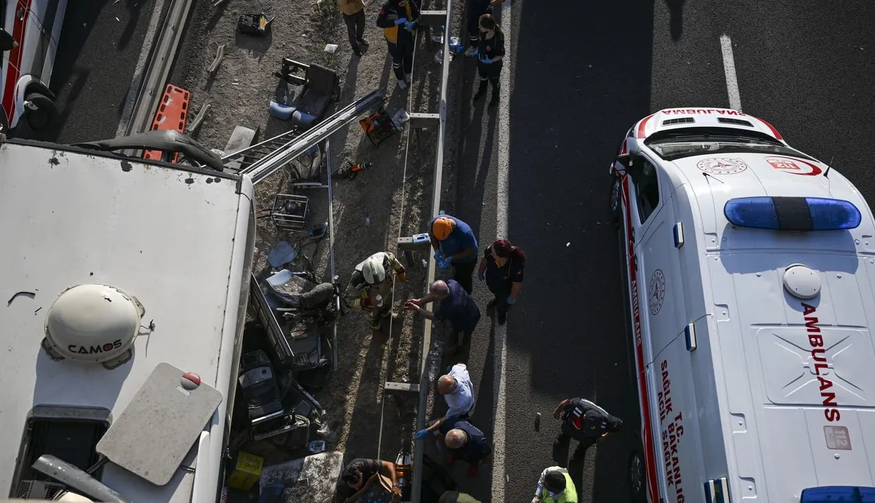 Un autobuz s-a izbit într-un pilon pe un pod din Ankara: 9 morți și 26 de răniți