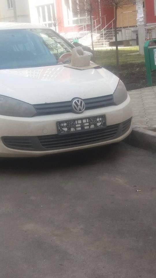 A parcat neregulamentar şi s-a trezit cu un mesaj pe capota maşinii