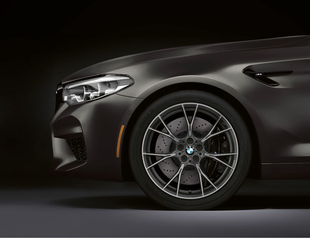 Юбилейный BMW M5 получил салон из золота