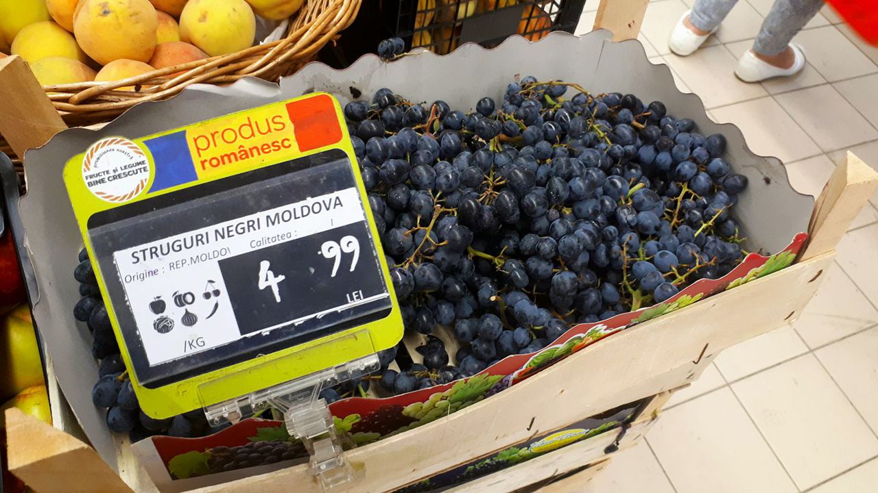 Imaginea zilei: Struguri din R. Moldova, în magazinele din România, cu eticheta „produs românesc”