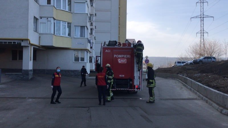 В Кишиневе 2-летний ребенок упал с 9-го этажа: малыш погиб