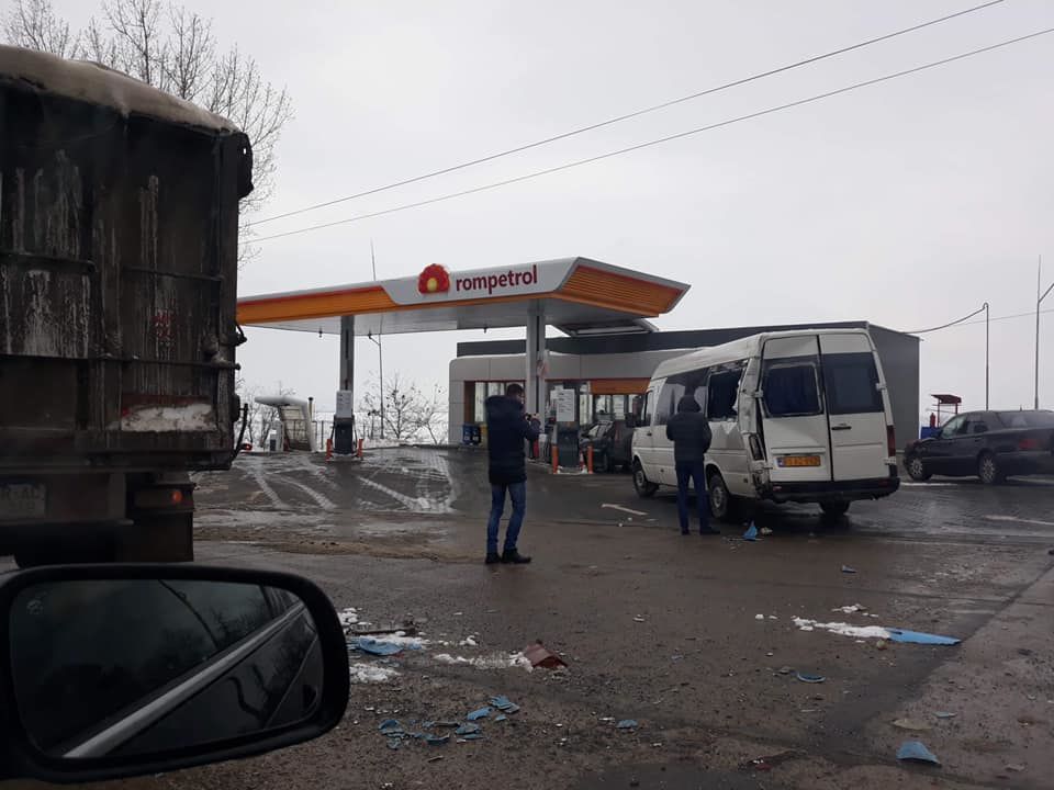 Авария с участием микроавтобуса произошла у АЗС около Яловен