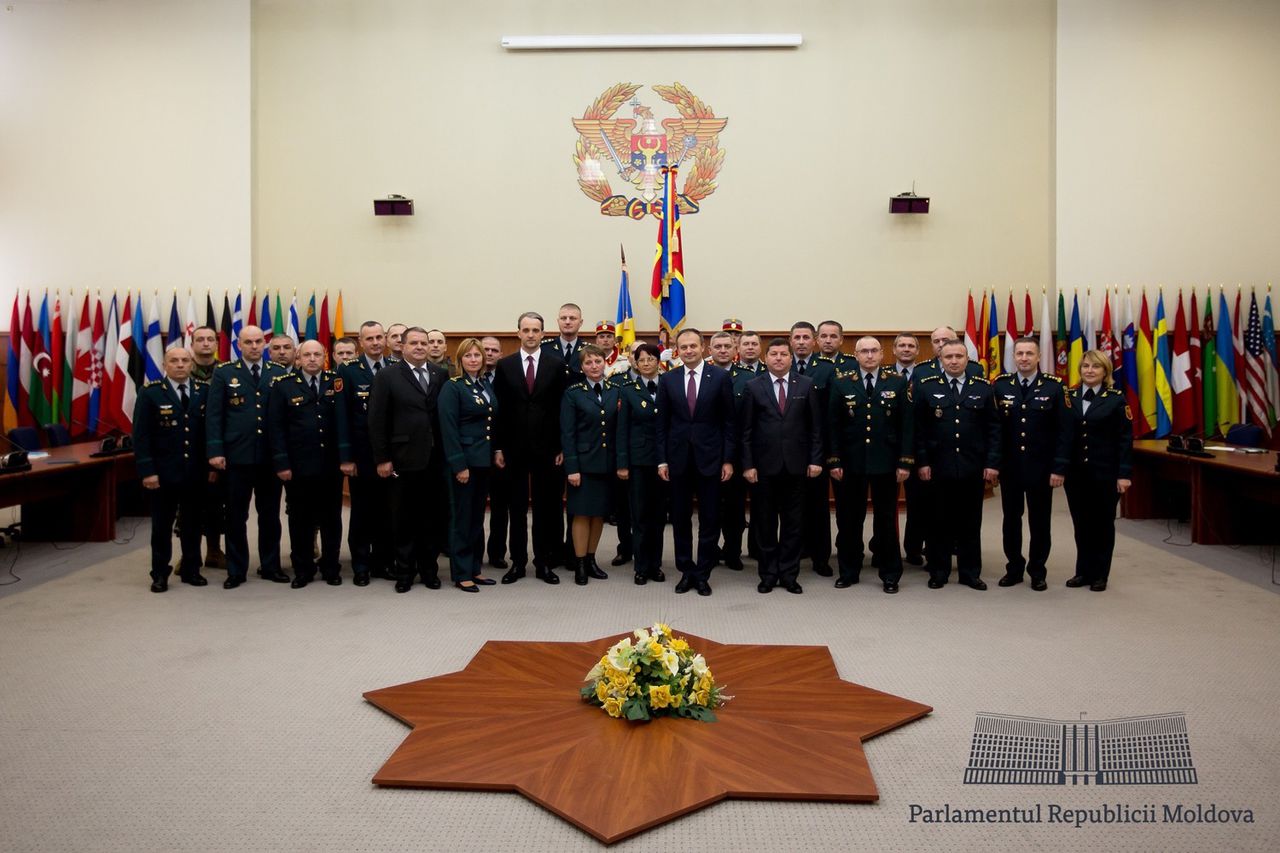 Канду представил министра обороны Еуджена Стурза армейскому руководству