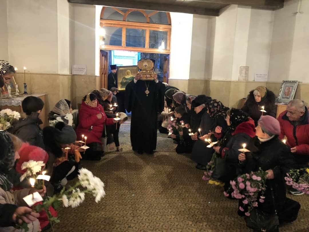 Десятки людей приходят поклониться мощам Святой Матроны Московской в Сороках