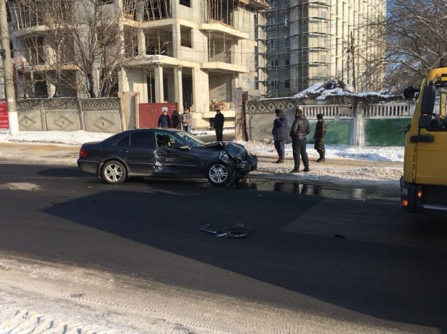 Accident grav la Botanica: Un Mercedes și o Kia, făcute zob