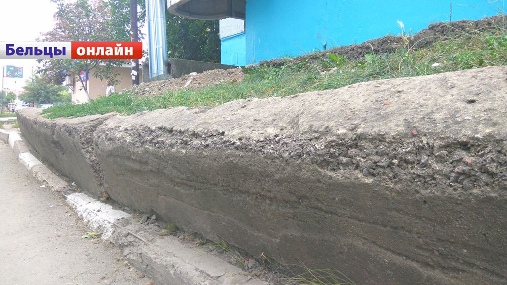 Многоэтажный дом в Бельцах может рухнуть из-за треснувшей подпорной стены