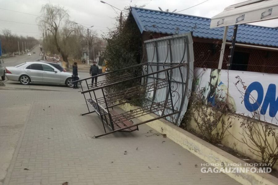 В Чадыр-Лунге шквалистый ветер снес автобусную остановку