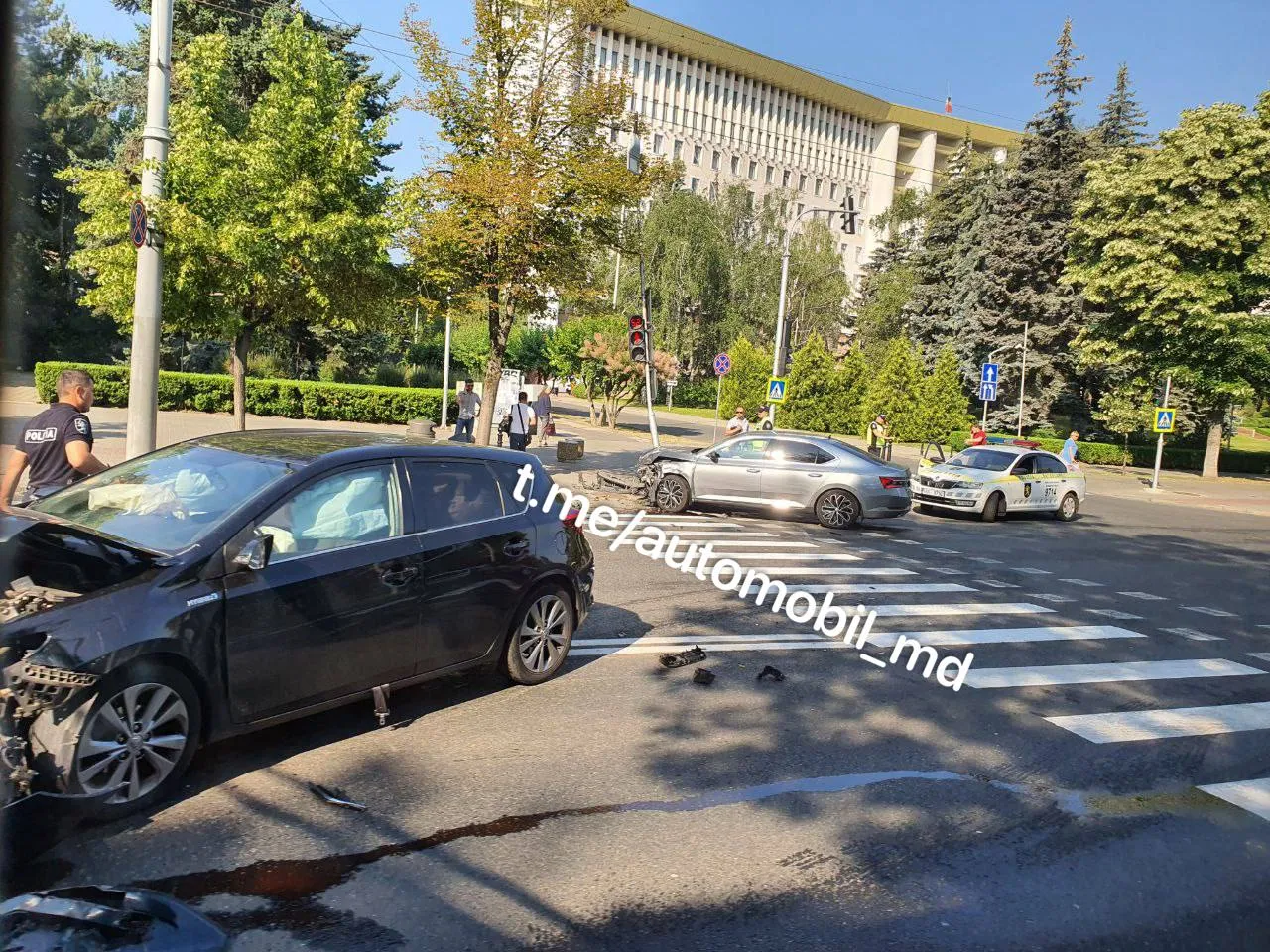 В центре Кишинева произошло ДТП: автомобиль врезался в светофор