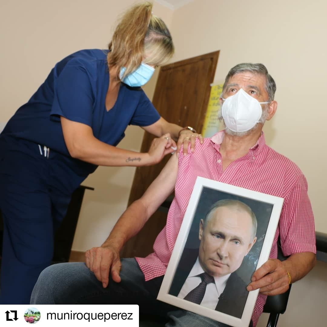 Мэр города в Аргентине привился от COVID-19 с портретом Путина в руках