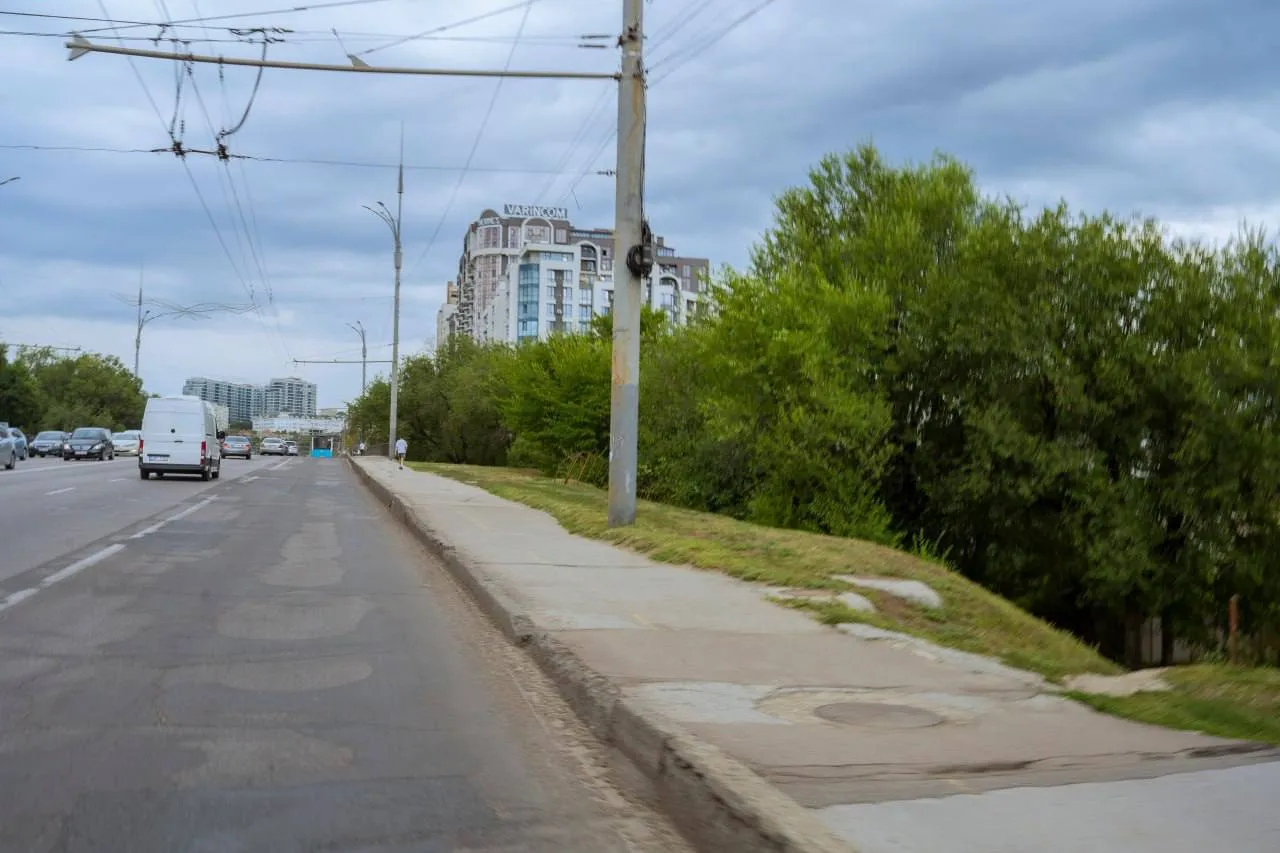 В Кишиневе приступили к ремонту моста на проспекте Ренаштерий Национале