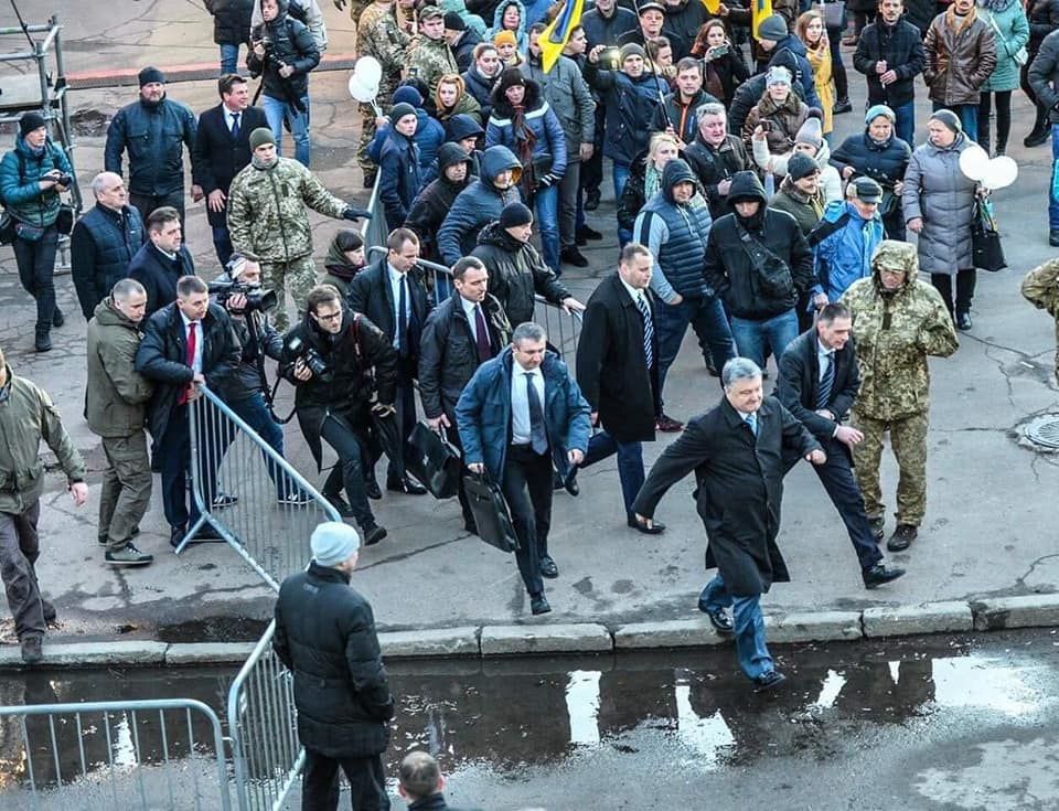 В Сети обсуждают фото побега Порошенко с митинга в Житомире