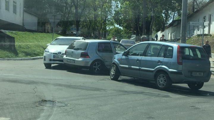 В центре Кишинева на перекрестке «встретились» три автомобиля