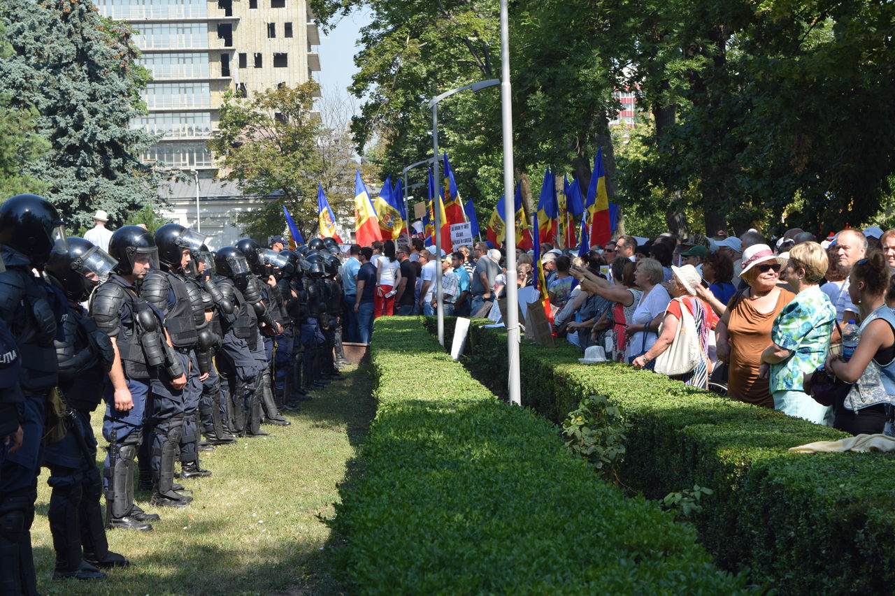 Protest în fața Parlamentului. Polițiștii au împânzit zona