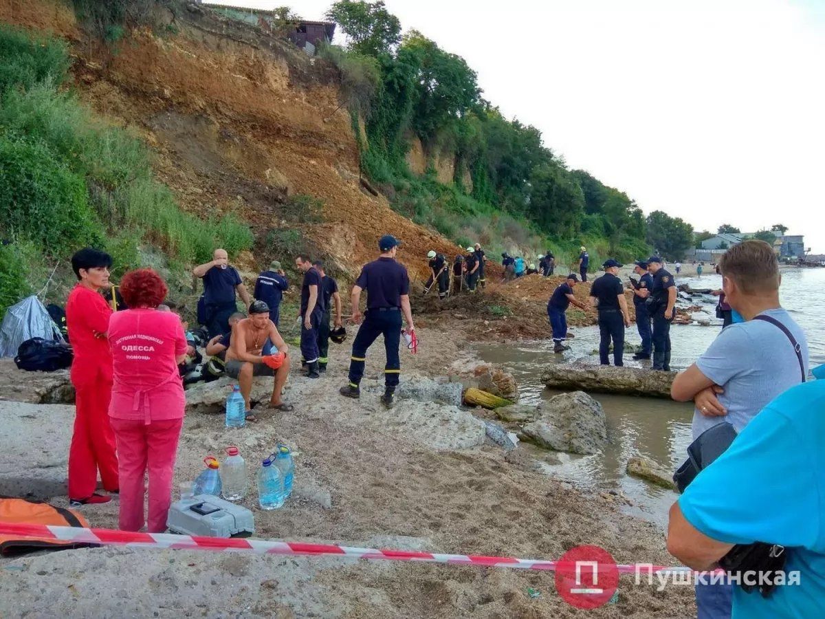 На пляже в Одессе сошел оползень