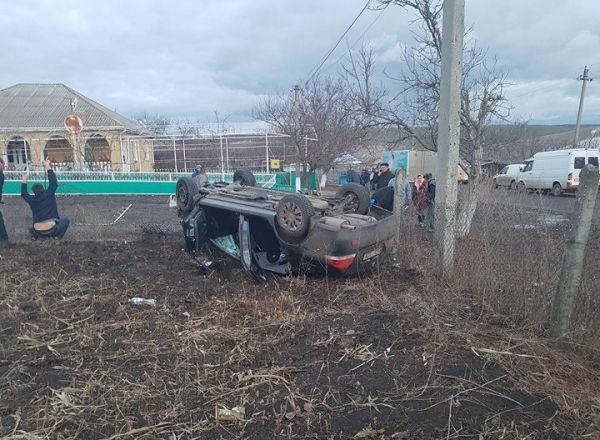 Accident grav in satul Iurevca, Cimislia. O masina a intrat intr-un gard si s-a rasturnat
