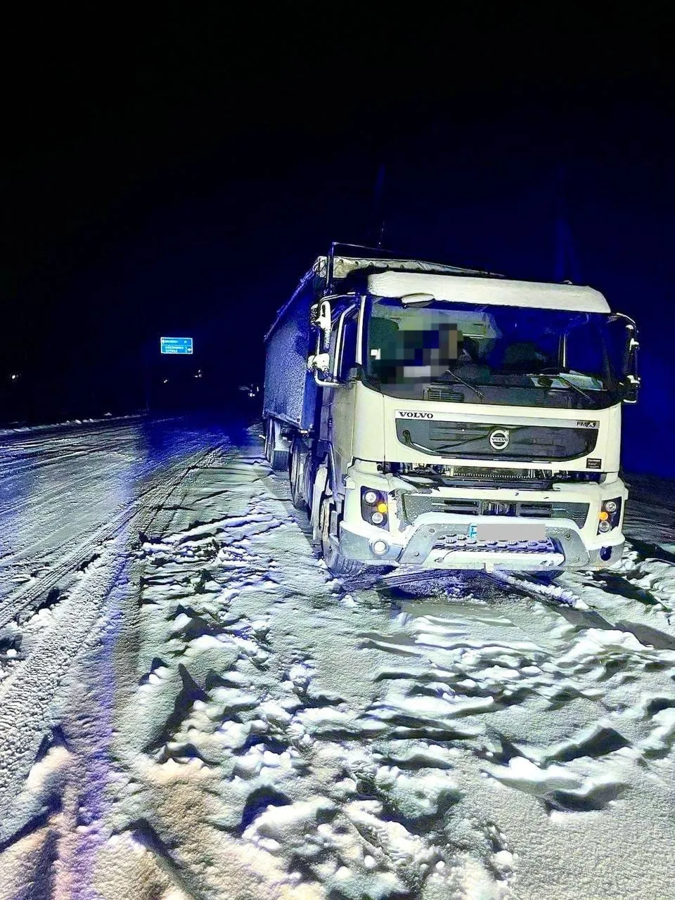 В Единецком районе два грузовика съехали с дороги из-за погодных условий