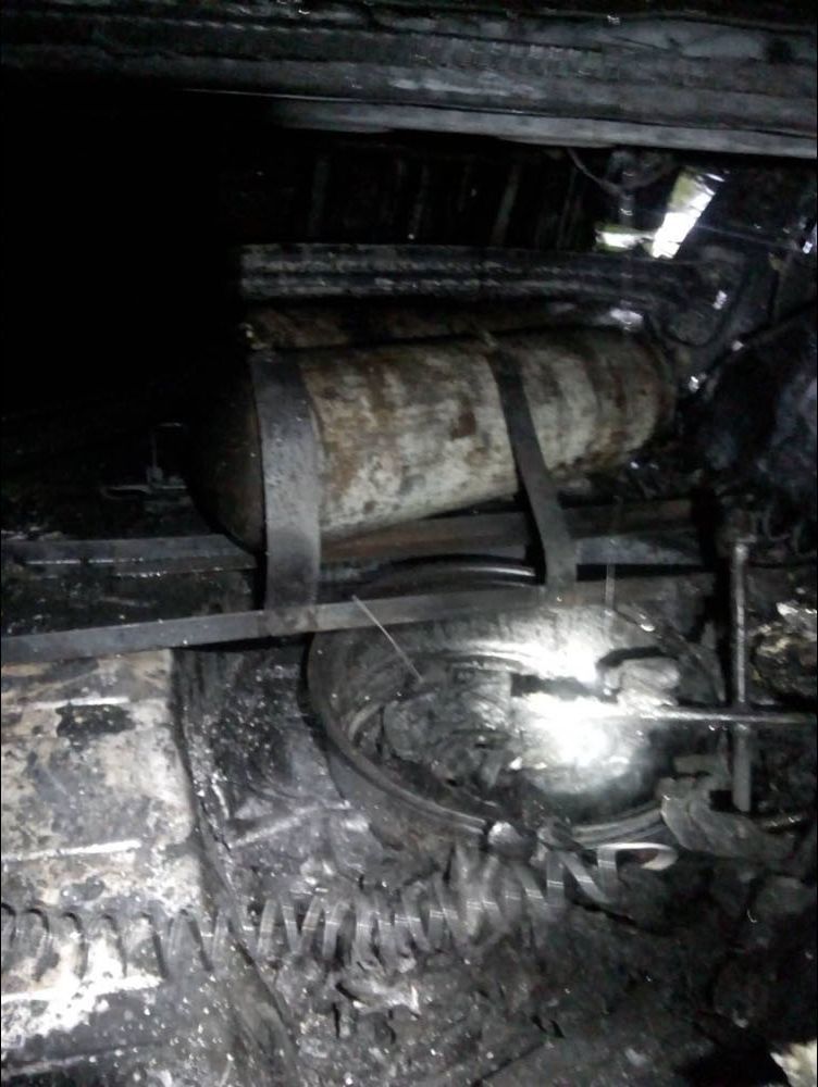 Машина бельцкой службы такси врезалась в дерево и загорелась