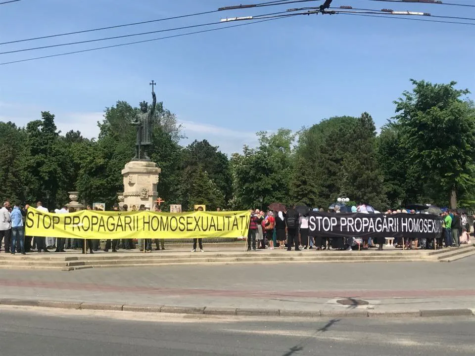 В центре Кишинева собрались верующие, протестующие против марша ЛГБТ