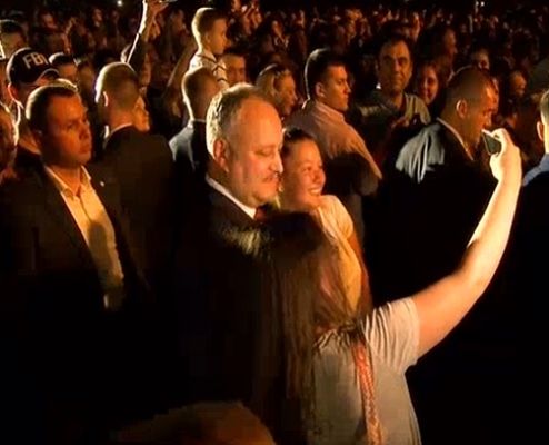 Înconjurat de bodyguarzi, Dodon a făcut baie de mulţime în PMAN