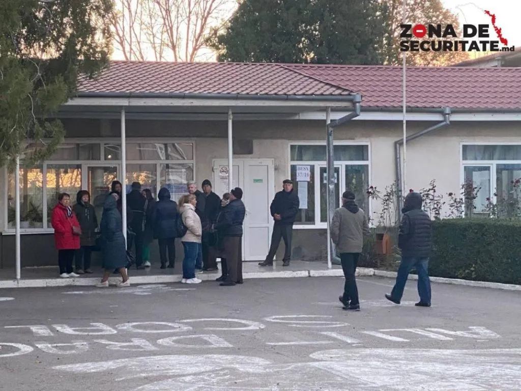 В Варнице на входе в избирательные участки с утра выстроились очереди