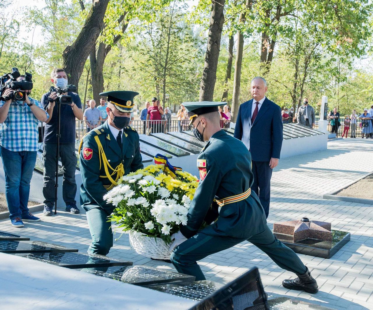 Додон открыл памятник советским воинам, восстановленный с помощью посольства РФ