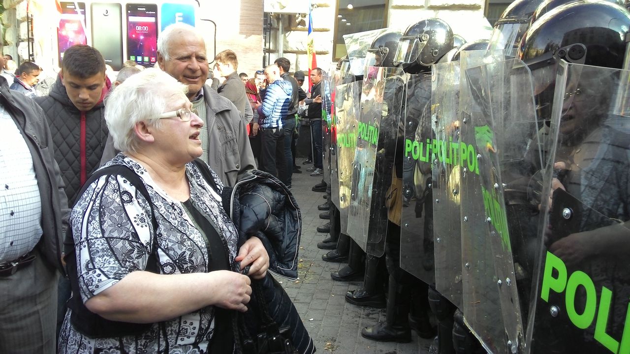 Полицейским, защищавшим дом и офис Плахотнюка, дали премии на 7 млн леев